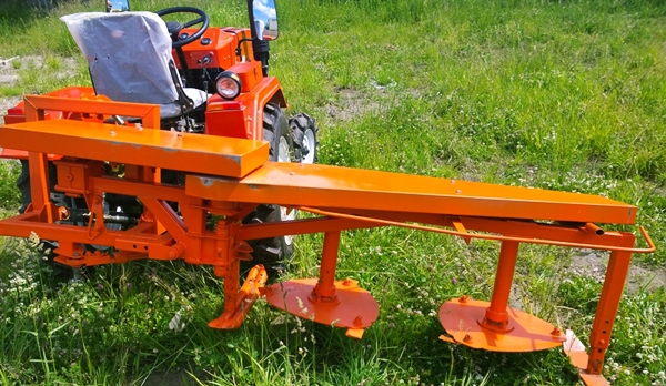 На фото Роторная косилка на минитрактор 
