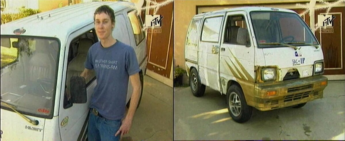 Герой первой серии шоу со своей машиной   📷