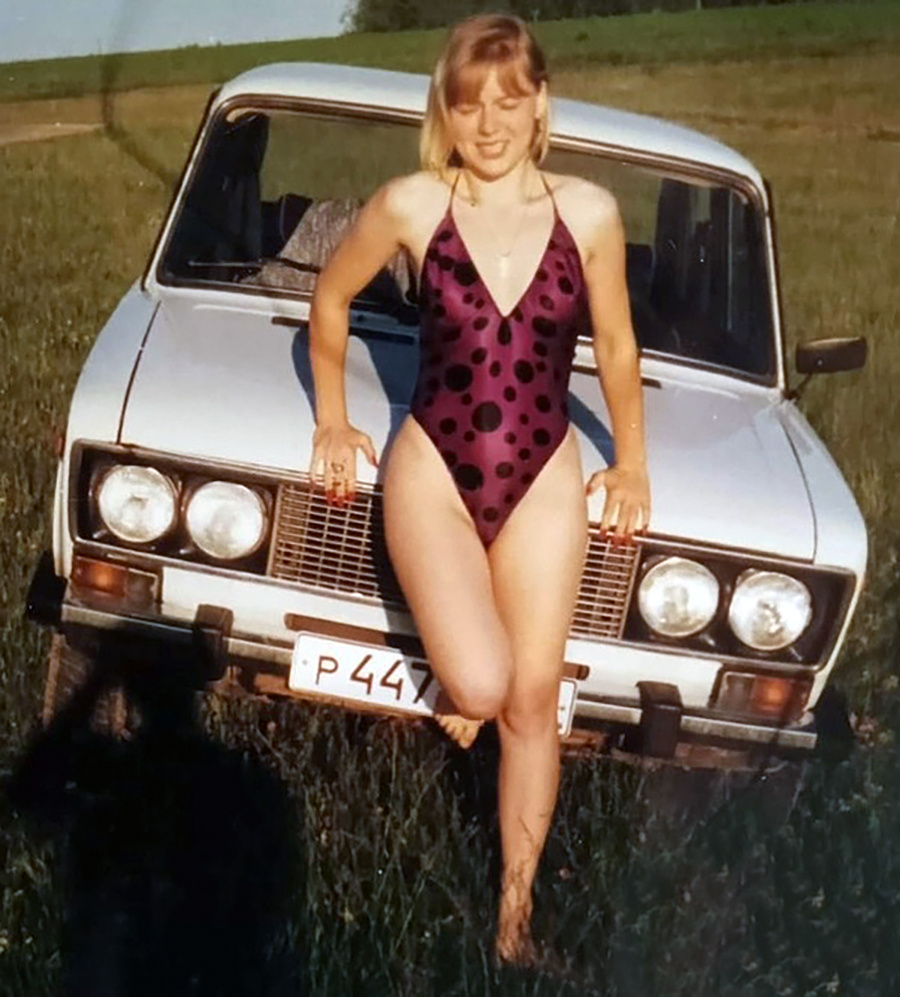 ретро фото 90-х годов России Девушка у авто