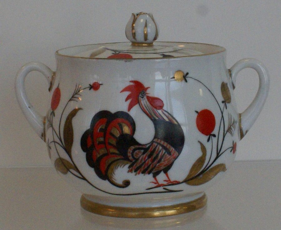 Сахарница с крышкой из сервиза "Детский". 1950. Автор формы Семёнов В.Л., автор росписи Щекатихина-Потоцкая А.В. Федеральное государственное бюджетное учреждение культуры "Государственный Эрмитаж". 