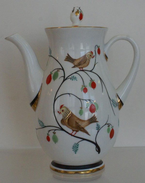 Кофейник с крышкой из сервиза "Пташки". 1950. Автор формы Семёнов В.Л., автор росписи Щекатихина-Потоцкая А.В. Федеральное государственное бюджетное учреждение культуры "Государственный Эрмитаж". Листайте галерею вправо.