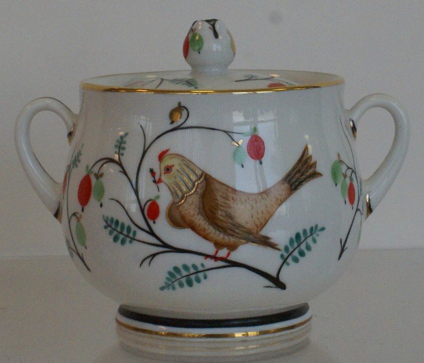 Сахарница с крышкой из сервиза "Пташки". 1950. Автор формы Семёнов В.Л., автор росписи Щекатихина-Потоцкая А.В. Федеральное государственное бюджетное учреждение культуры "Государственный Эрмитаж". 