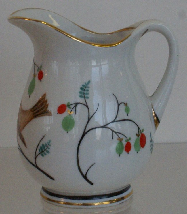 Сливочник из сервиза "Пташки". 1950. Автор формы Семёнов В.Л., автор росписи Щекатихина-Потоцкая А.В. Федеральное государственное бюджетное учреждение культуры "Государственный Эрмитаж". 