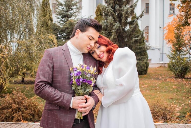 Новость о необычной любовной истории между 53-летней Айсылу и 23-летним Даниилом вызвала широкий резонанс во всей России. Раньше он был ее сыном, а сейчас они стали супругами.