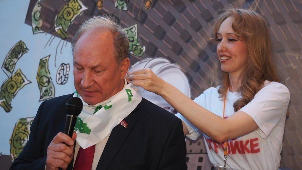 Депутат Енгалычева повязывает депутату Рашкину слюнявчик,чтобы он не испачкал мундир