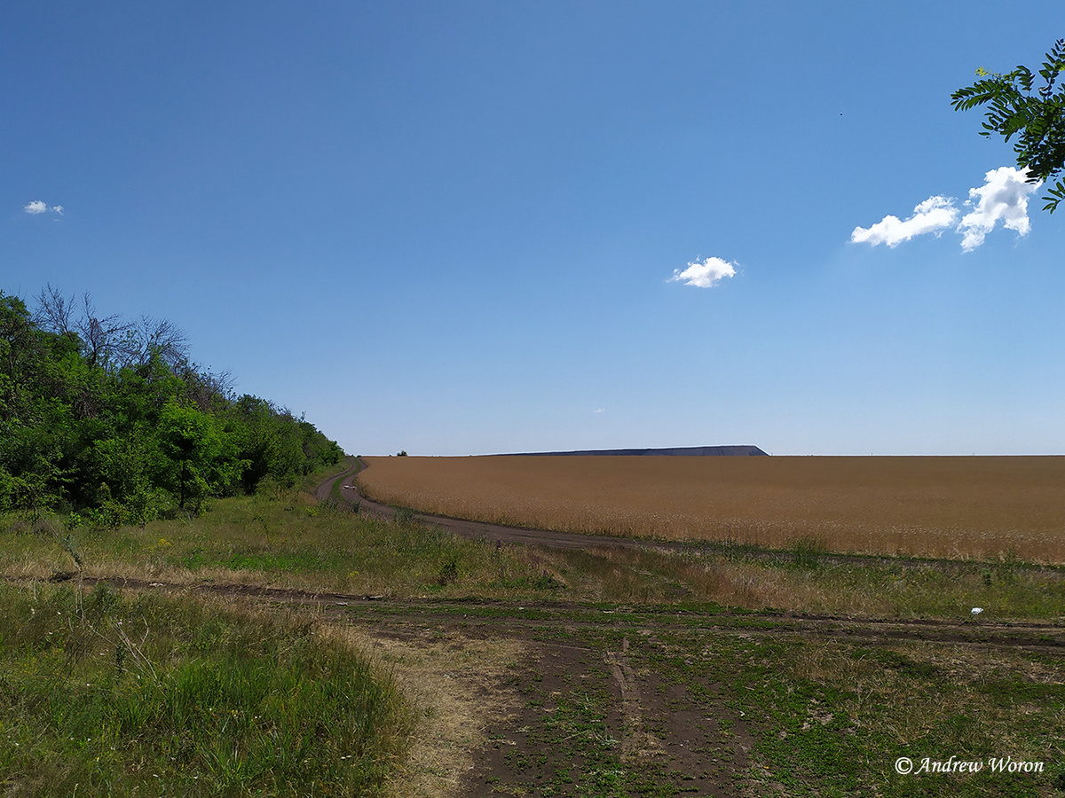 Проселочная дорога в сторону террикона