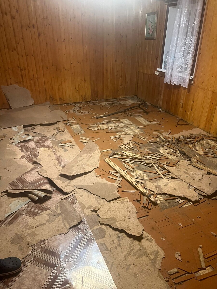 Снимаем пол в комнате. Сняли первый, второй и третий слой.