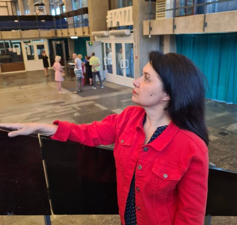 В фойе театра 