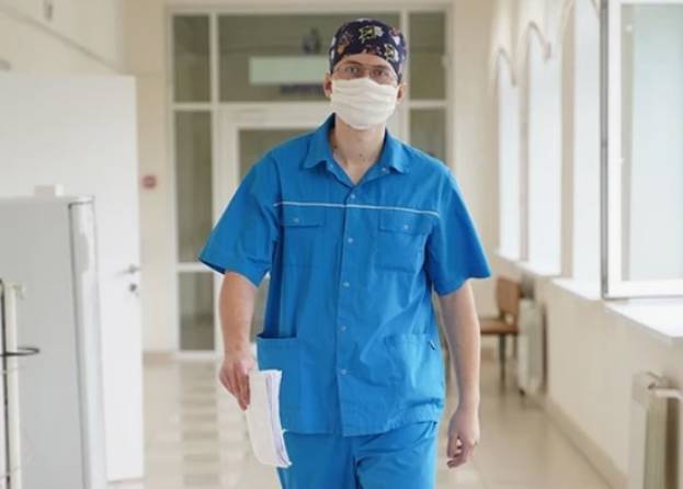 На илл.: доктор в маске