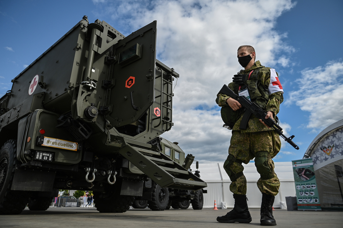     Военнослужащий у защищённого санитарного автомобиля «Линза» / РИА Новости / Рамиль Ситдиков