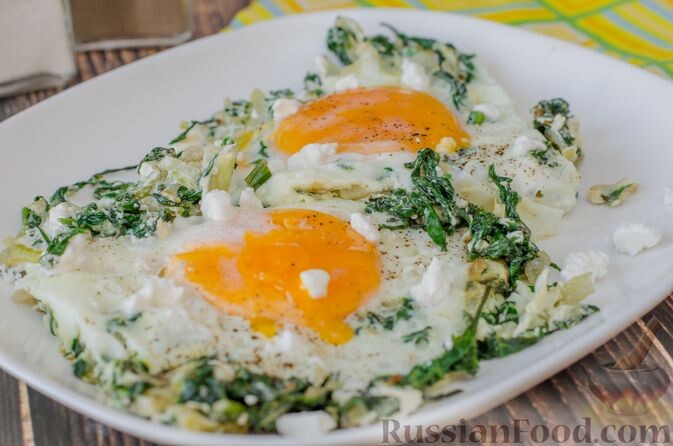  Шакшука со шпинатом. Пышный омлет с сыром и луком. Рыбные зразы с яично-грибной начинкой. Бутерброды с яично-луковой намазкой. Овощной салат с яичными блинчиками.