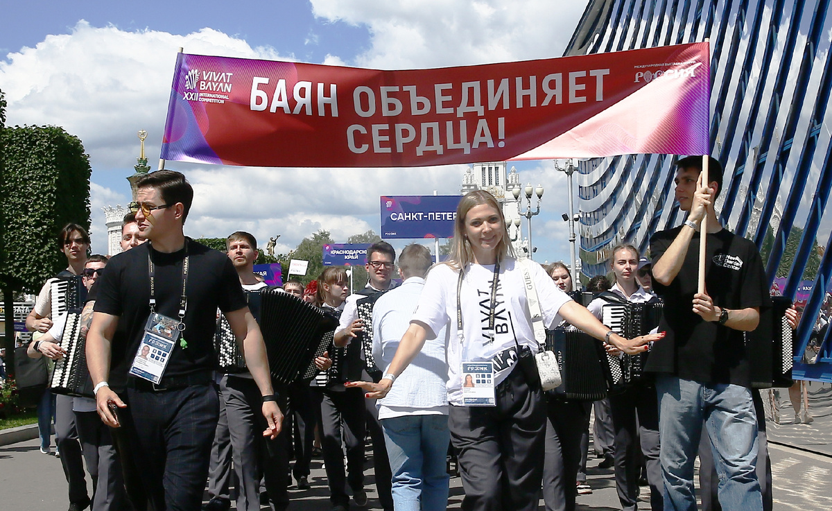 Очень люблю слушать ансамбли народных инструментов, сам выступал с одним Заслуженным коллективом народного творчества России ансамблем «Удж» много лет, сколько мы объездили фестивалей и конкурсов —...