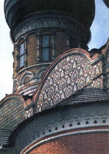 Орнамент в стиле "павлинье око" на закомаре Покровского храма в Измайлове.