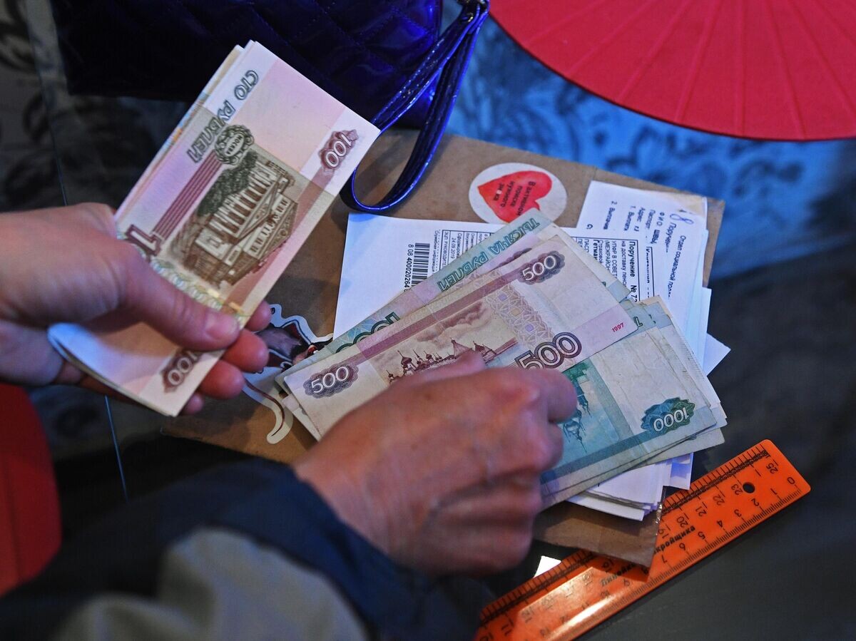    Почтальон "Почты России" выдает пенсию на дому © РИА Новости / Александр Кряжев