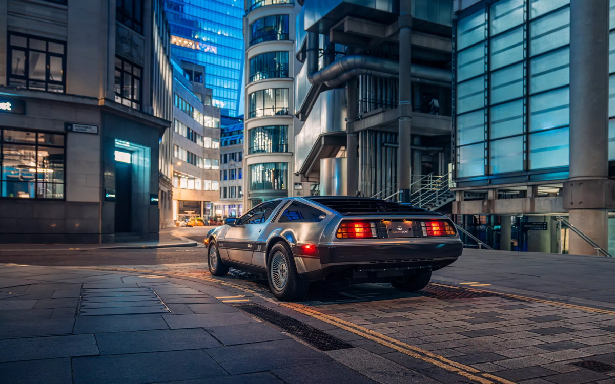 Электрический DeLorean DMC-12
