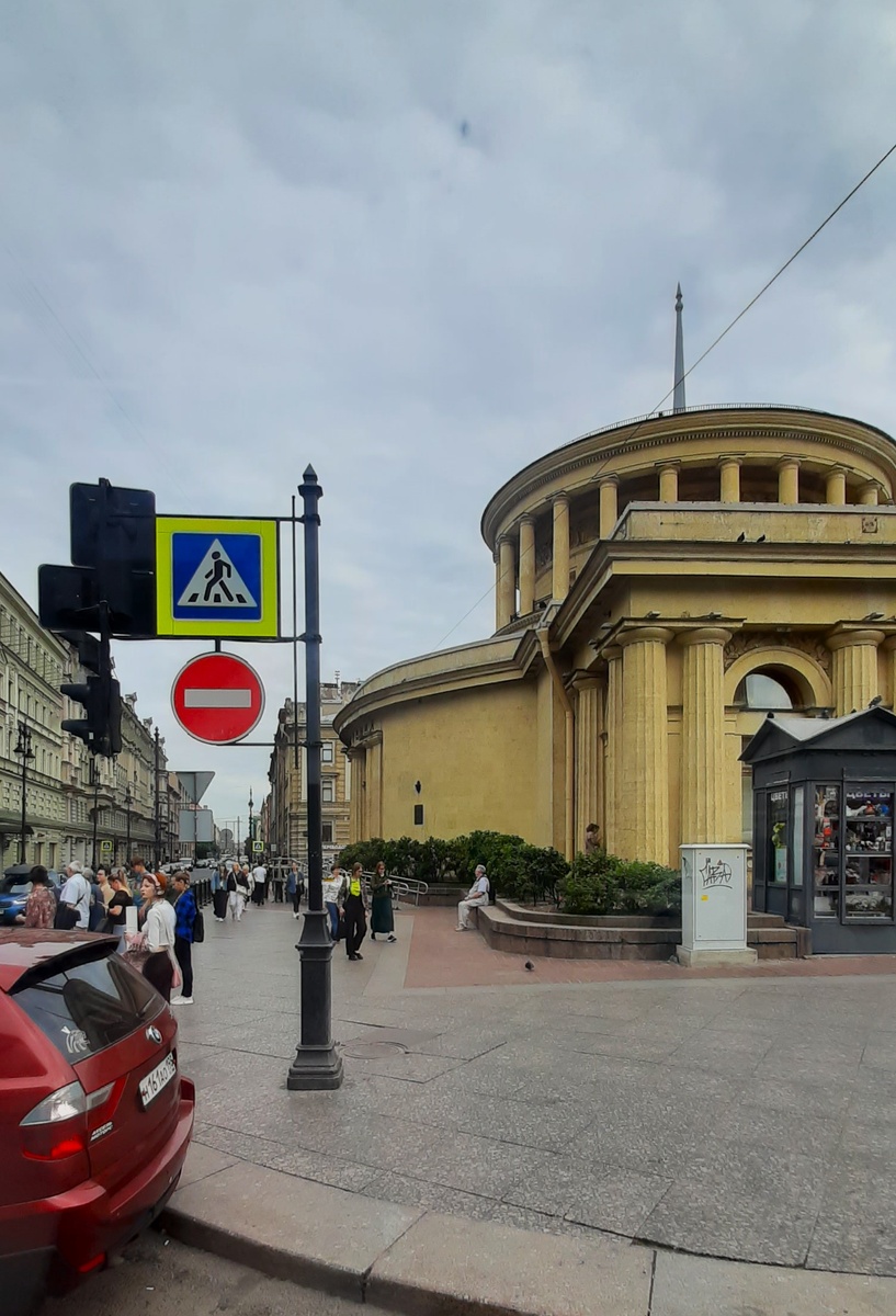 Фото автора Наземный вестибюль ст. метро Площадь Восстания, здание Знаменской церкви