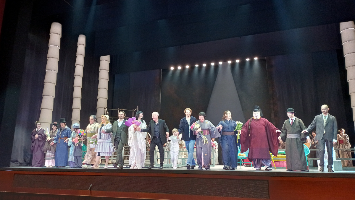 Солисты театра «Геликон-Опера» после премьерного спектакля 27 июня 2024 года. Фотография из моего архива