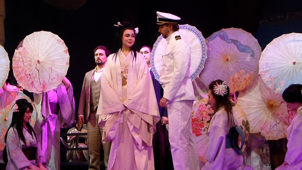 Сцена из спектакля. Фотография из моего архива