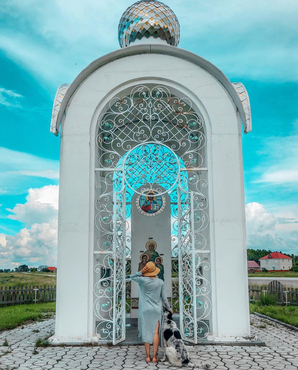 Часовня Веры, Надежды, Любови и матери их Софии. Ну и мы с Шелдоном