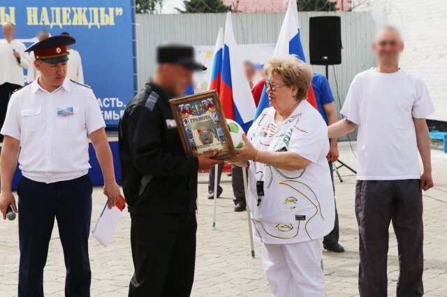    Татьяна Николаева поздравляет осуждённых с победами в соревнованиях. Фото: Пресс-служба УФСИН по Омской области