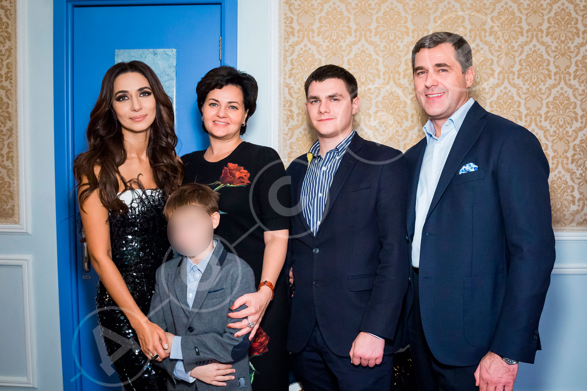 Сегодня весь интернет пестрит сообщениями о том, что бывший заместитель министра обороны Татьяна Шевцова, отправленная в отставку Указом Президента от 14 июня 2024 года, незаметно улизнула из страны-6