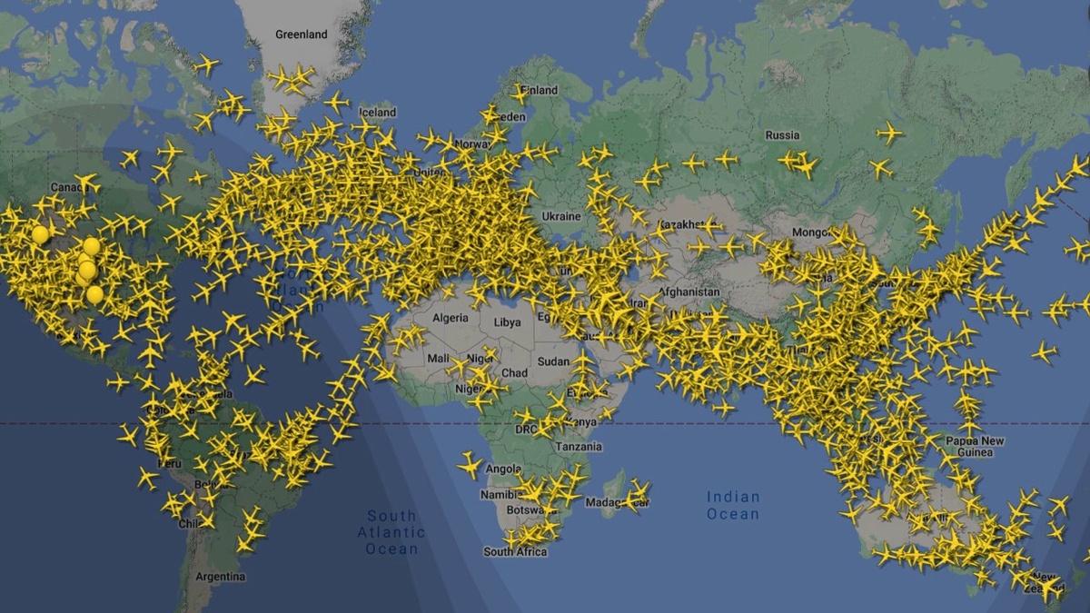 Скриншот с сайта FlightRadar, показывающий маршруты полетов гражданской авиации в режиме реального времени