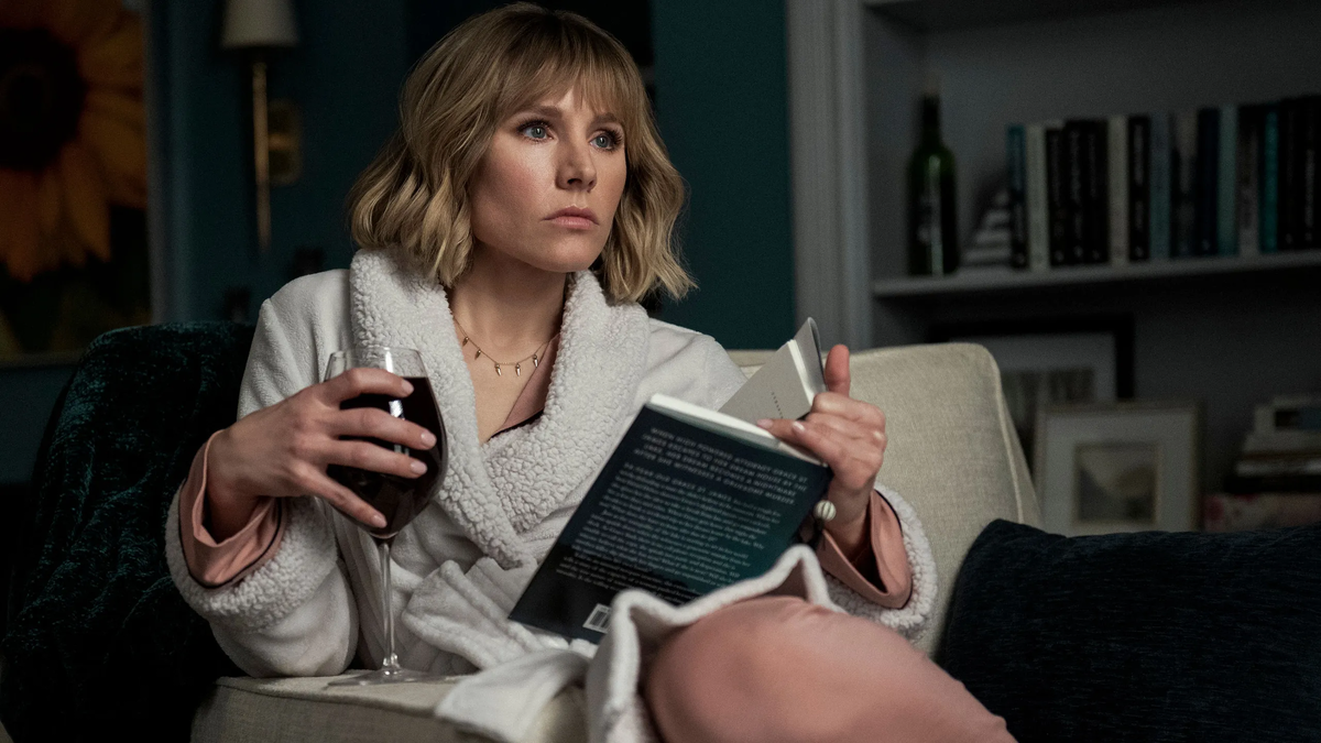 Кадр из сериала "Женщина в доме напротив девушки в окне"