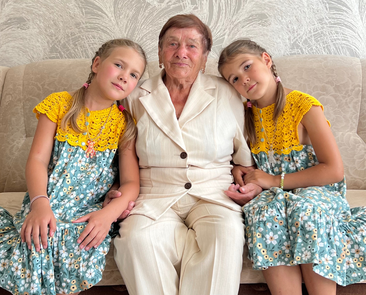 Прабабушка Нина 91 год. Всю жизнь прожила в деревне. Любит все красивое. Везде наводит порядок и красоту. Украшает не только свое жилье, но и сама старается всегда быть красивой, особенно на людях