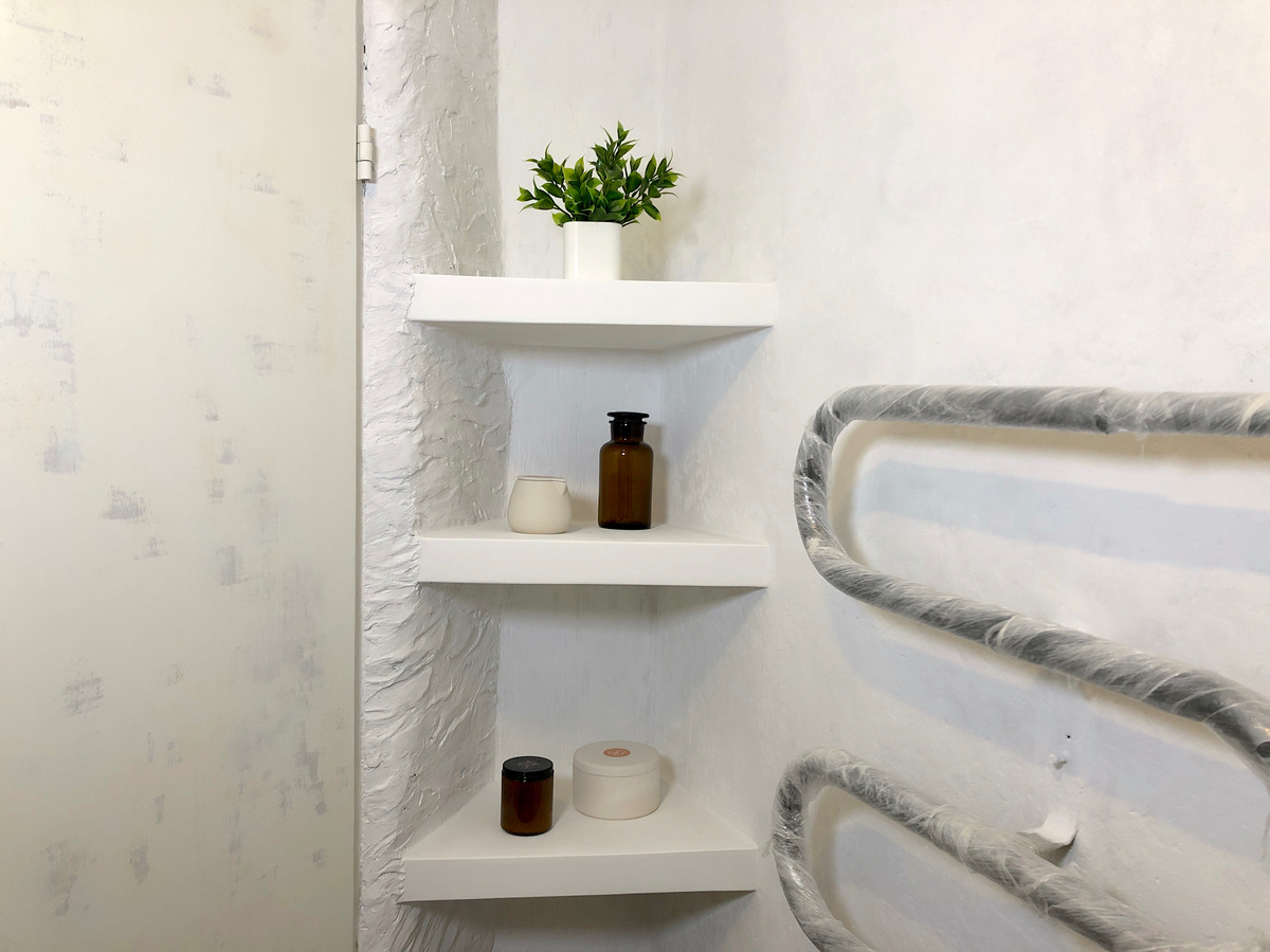 Полки сделаны буквально из того, что выкидывают в мусор))