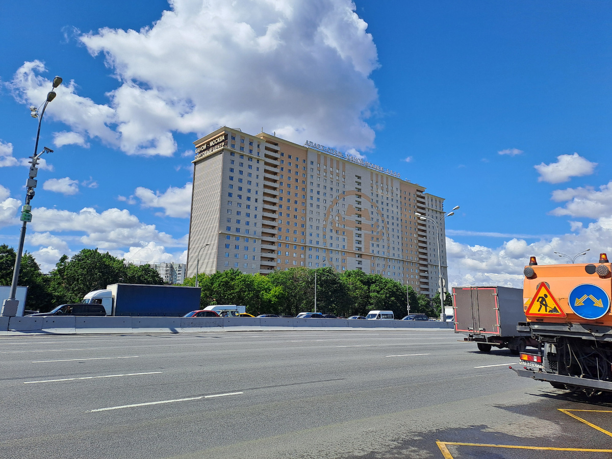 Жду автобус на остановке. Через дорогу апарт-отель Москва-Ханой. Раньше часто Досины доставки оттуда возила, когда жила на Бабушкинской