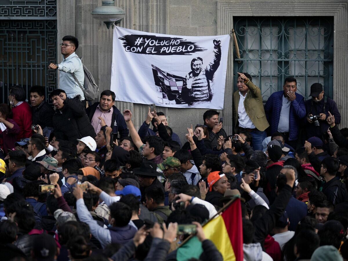    Сторонники президента Боливии Луиса Арсе на площади Мурильо в Ла-Пасе © AP Photo / Juan Karita