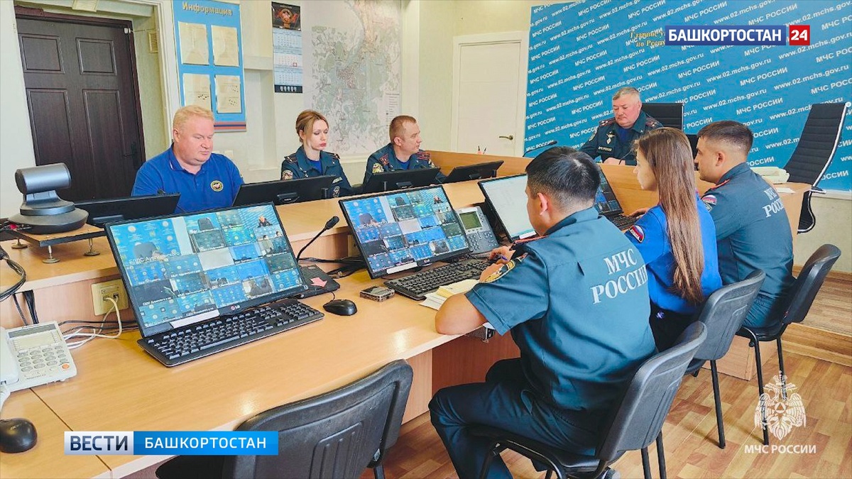    В связи с опасными погодными явлениями в Башкирии круглосуточно дежурит штаб МЧС
