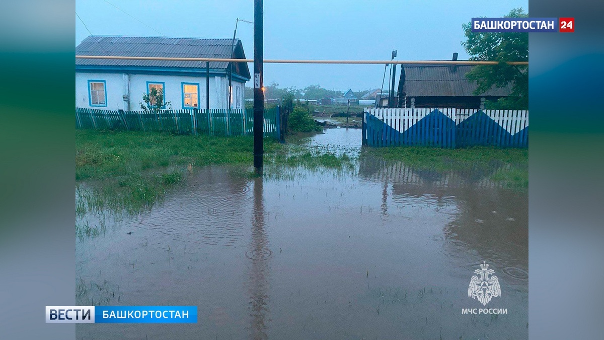   В связи с опасными погодными явлениями в Башкирии круглосуточно дежурит штаб МЧС