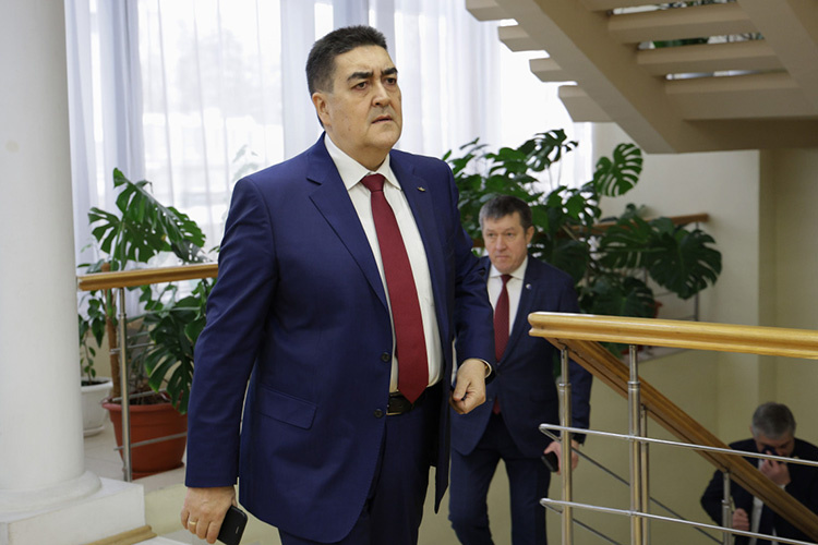    В эти дни Алибаеву припоминают все: и странное назначение, и расстановку на ключевые административные посты далеких от образования и науки людей, и их высокомерное отношение к ППС.   
Фото: Андрей Титов