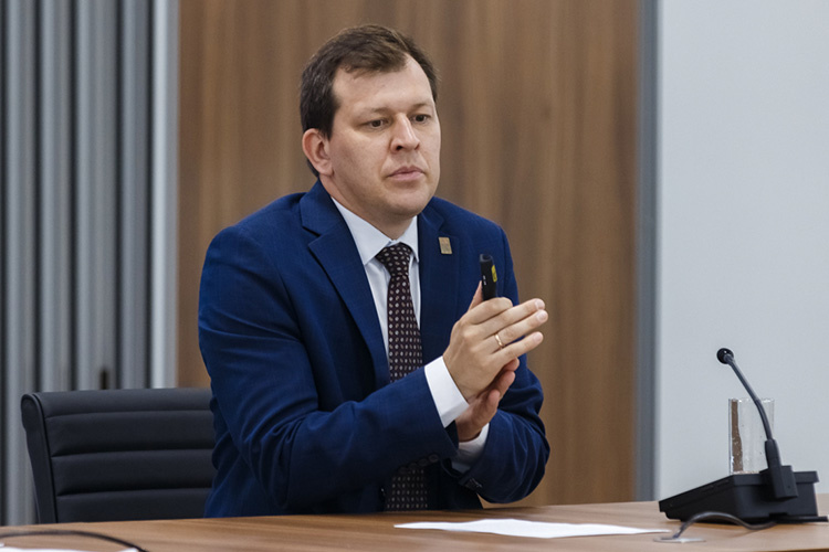    Как сообщают источники «БИЗНЕС Online», с высокой вероятностью у руля ИЯЛИ может встать начальник управления национального образования минобрнауки Татарстана 40-летний Ильгиз Халиков.   
Фото: Сергей Елагин