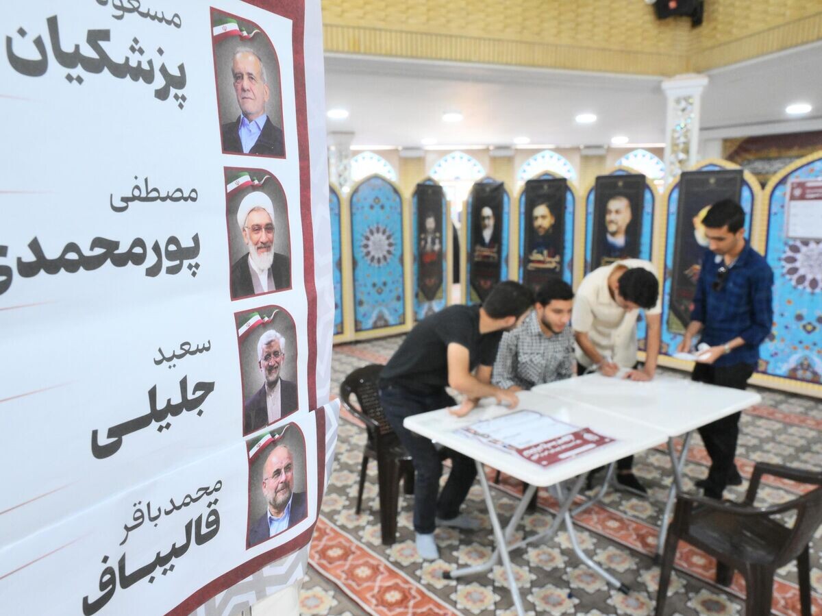    Портреты кандидатов на внеочередных выборах президента Ирана в Тегеране© РИА Новости / Илья Питалев