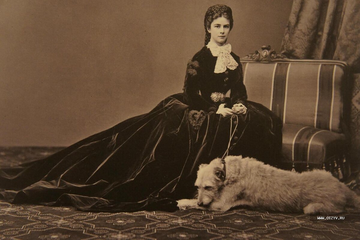 Императрица Сиси в XIX веке была такой же знаменитой, как и принцесса Диана в XX. Но при этом телевидения не было, фотография — редкая и дорогая, поэтому многое из ее жизни выглядит как миф и сказка.
