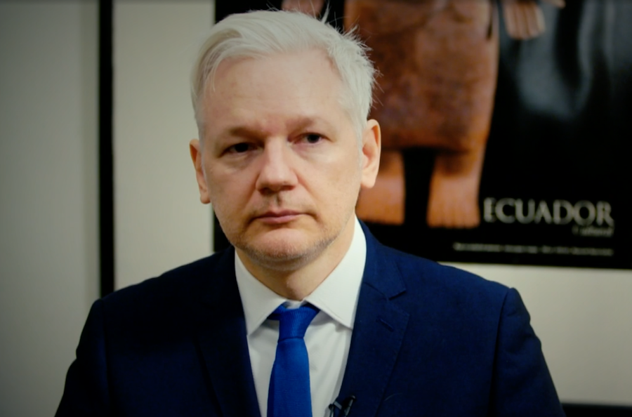 – Мы находимся в комнате Эквадорского посольства в Лондоне (2017 год), которое предоставило нашему гостю политическое убежище в 2012 году. Наш гость – создатель Wikileaks Джулиан Ассанж.