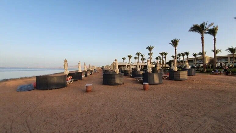 У пятизвёздочных отелей Шарм-эль-Шейха в основном есть свой участок песчаного пляжа. Но при заходе в море могут встречаться кораллы и другие обитатели Красного моря, поэтому плавать лучше в резиновых тапочках. Источник: Яндекс Путешествия