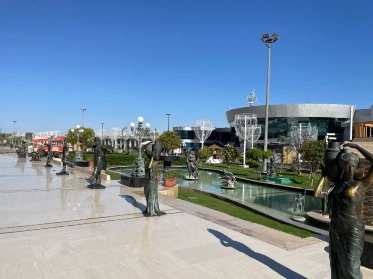 В городе есть маленький островок Европы — торгово-развлекательный комплекс Сохо Сквер. На улице дорожки выложены белой плиткой, установлены фонтаны и скульптуры. Для детей работают аттракционы, спортивные площадки, игровые комнаты и даже крытый ледовый каток. Источник: innam0rament0 / Яндекс Карты