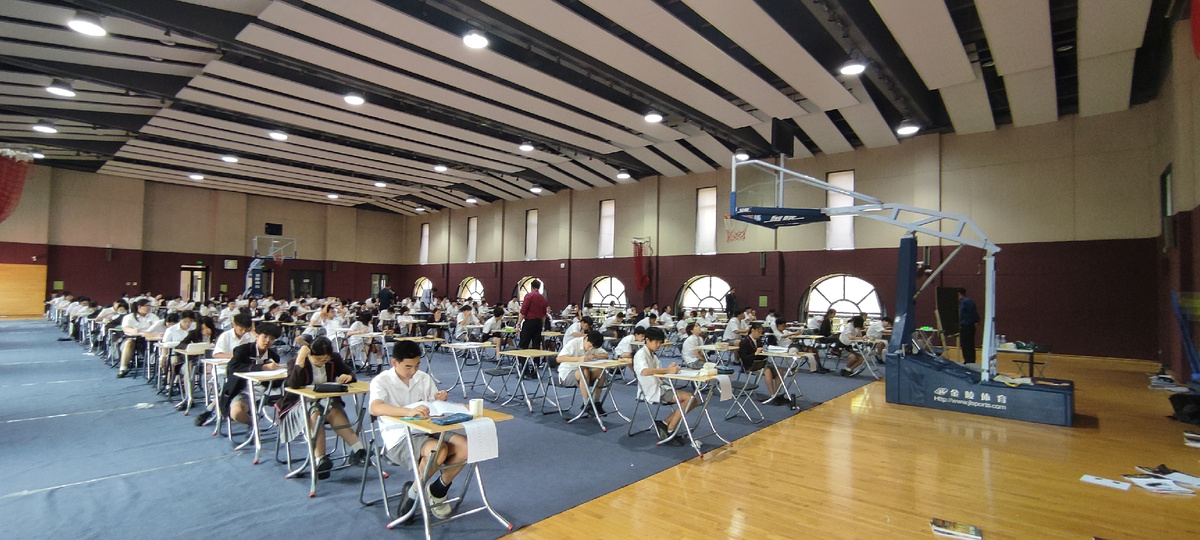 Пишут в спорт зале. 