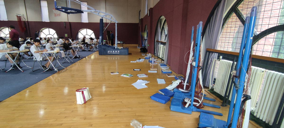 Личные вещи побросали прям на пол.