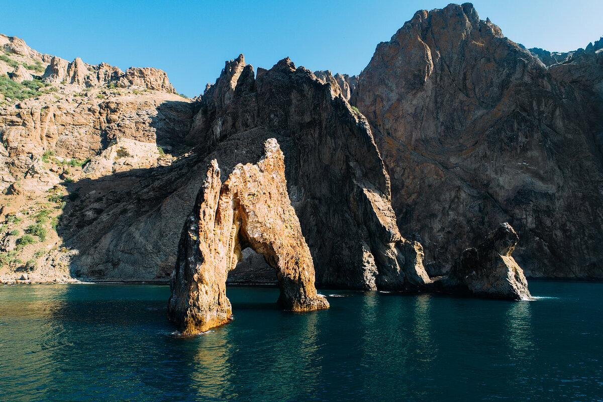 Визитной кароточккой Карадага является скала Золотые или Чертовы ворота. Другие скалы носят названия – Иван-Разбойник, Король, Королева, Трон и др.. 