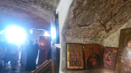 Эта крошечная пещерка служила кельей для святого Преподобного Онуфрия Великого в проклятой Акелдаме