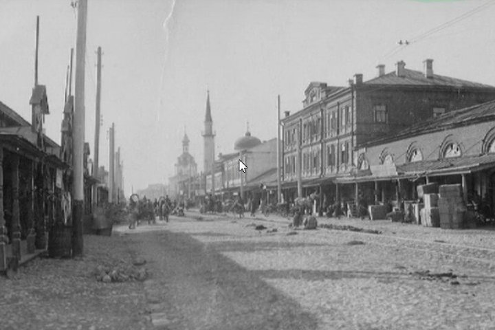 Жил и работал Баруди в деловом квартале Старо-Татарской слободы, центром которой был Сенной базар. скриншот из видео «ПРОСВЕТИТЕЛЬ ГАЛИМДЖАН БАРУДИ: купцы-интеллигенты, шакирды-революционеры и скандальное медресе» с канала «Крот Казанский».