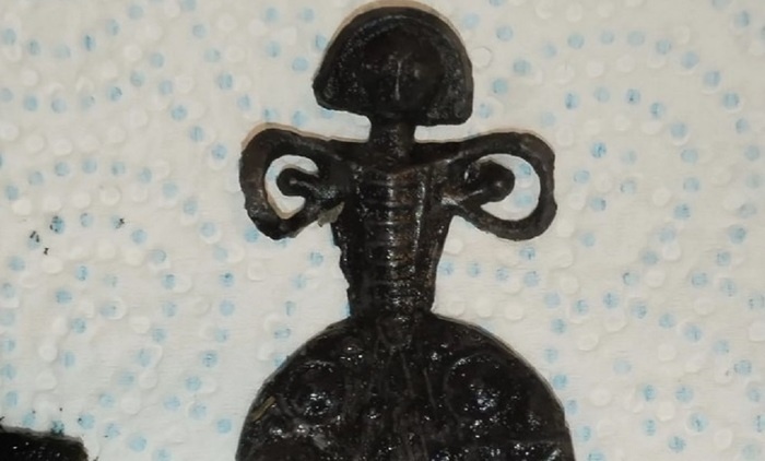    Британка обнаружила в ручье редчайшую свинцовую куклу