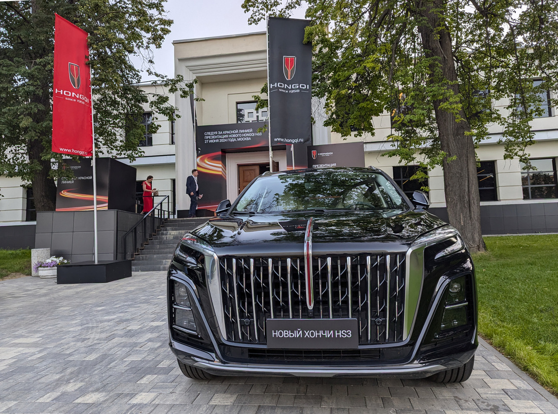 Первое поколение HONGQI HS3 работало исключительно на электричестве, но интерес покупателей к кроссоверу оказался настолько велик, что было принято решение укомплектовать автомобиль второй генерации-2