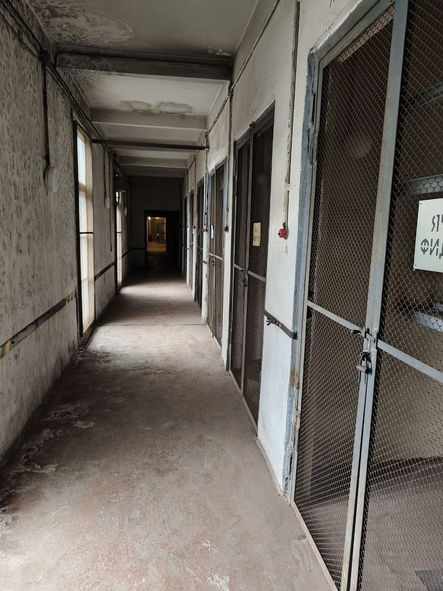 Коридор с камерами выключателей.