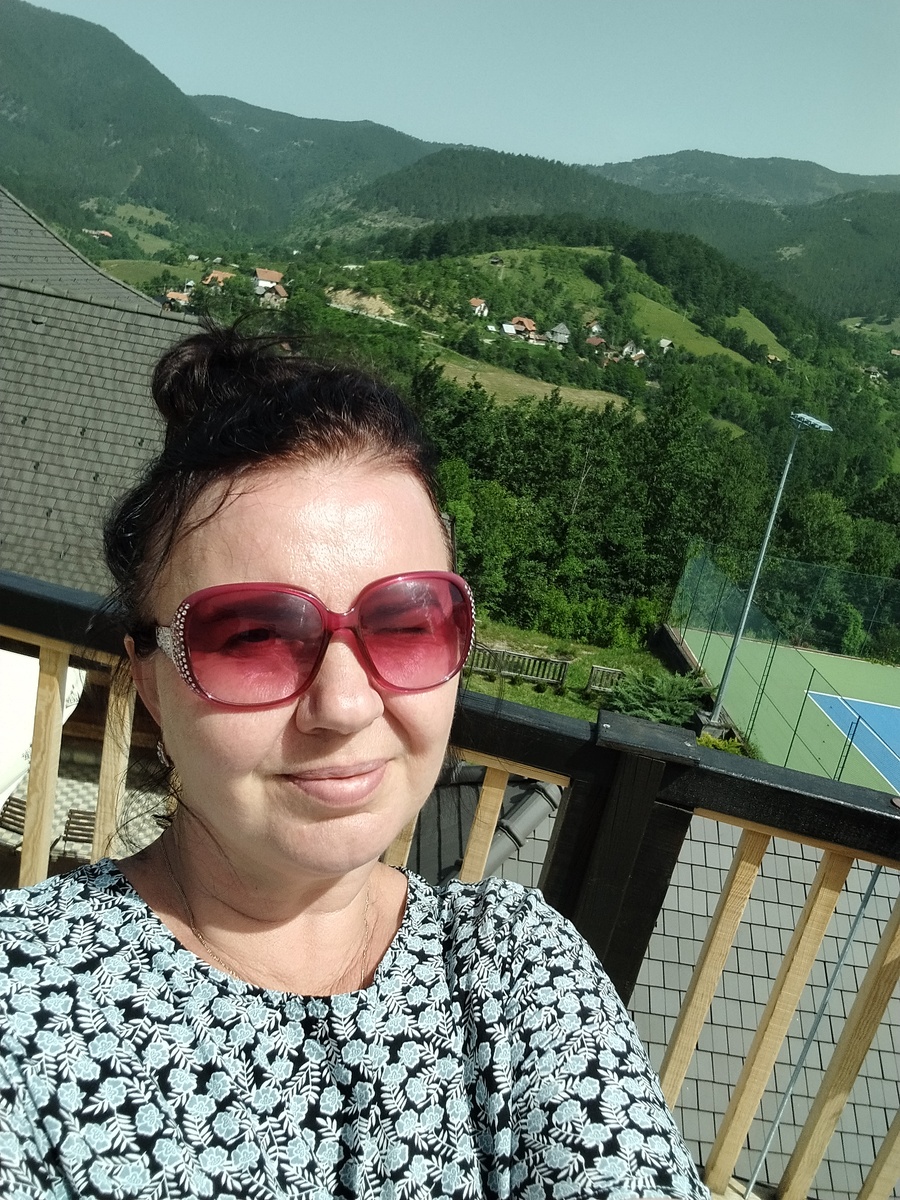 Автор даже в очках щурится от солнца