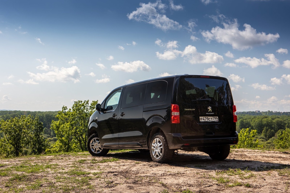 Практичный семейный вэн Peugeot Traveller, также известный у нас под именем Citroen Space Tourer, появился в России спустя год с небольшим после дебюта модели на Женевском автосалоне в марте 2016 года.-2